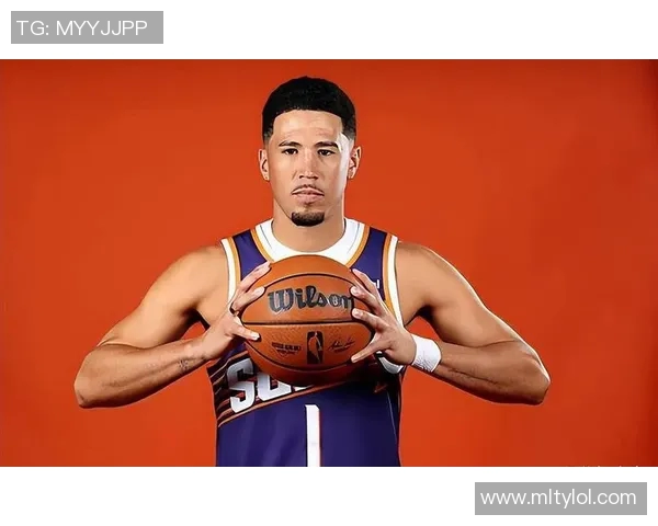 布克上半场表现出色14分9助攻展现控卫风范引领球队进攻