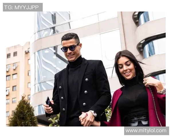 C罗获环足奖感言感谢妻子乔治娜台下微笑展幸福瞬间 C罗获环足奖感言感谢妻子乔治娜台下微笑展幸福瞬间